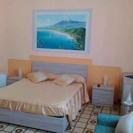 Bed and Breakfast Beb I Delfini Di Casa Paola Mascali Exterior foto