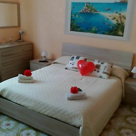 Bed and Breakfast Beb I Delfini Di Casa Paola Mascali Exterior foto