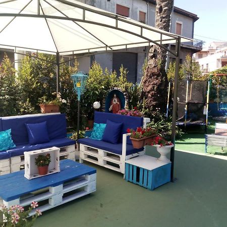 Bed and Breakfast Beb I Delfini Di Casa Paola Mascali Exterior foto