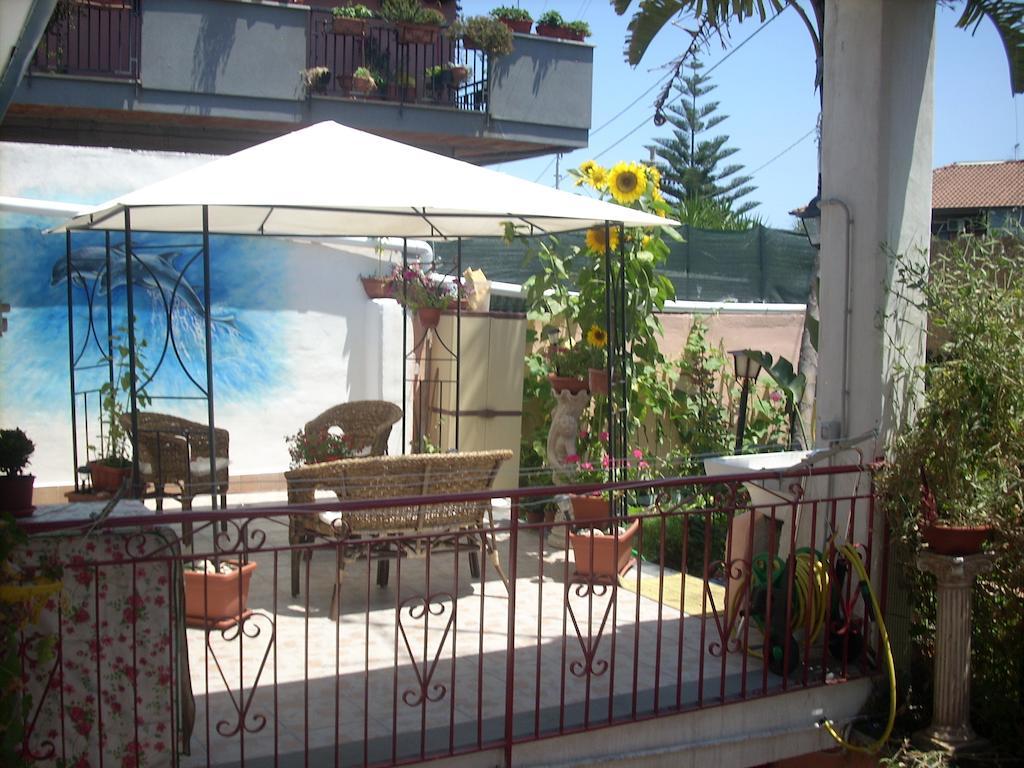 Bed and Breakfast Beb I Delfini Di Casa Paola Mascali Exterior foto