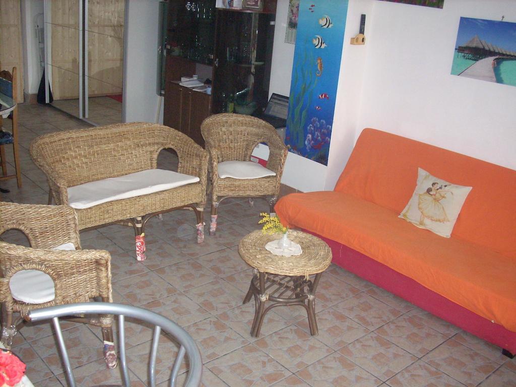 Bed and Breakfast Beb I Delfini Di Casa Paola Mascali Exterior foto