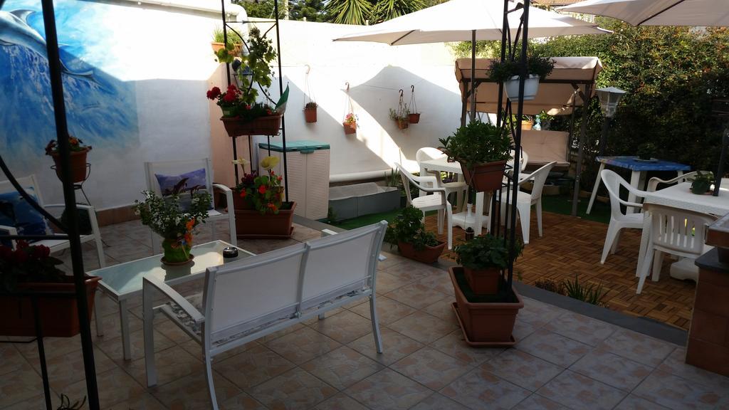 Bed and Breakfast Beb I Delfini Di Casa Paola Mascali Exterior foto