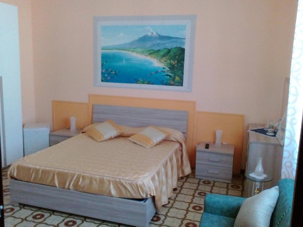 Bed and Breakfast Beb I Delfini Di Casa Paola Mascali Exterior foto