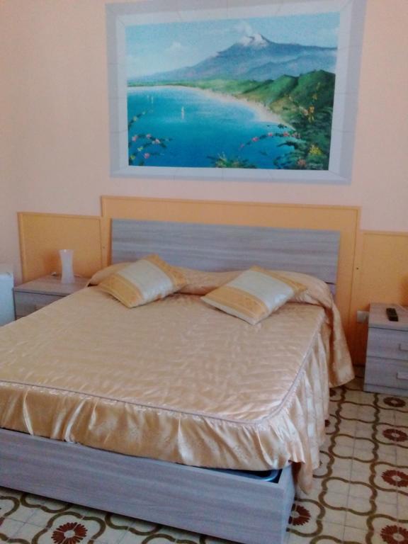 Bed and Breakfast Beb I Delfini Di Casa Paola Mascali Exterior foto
