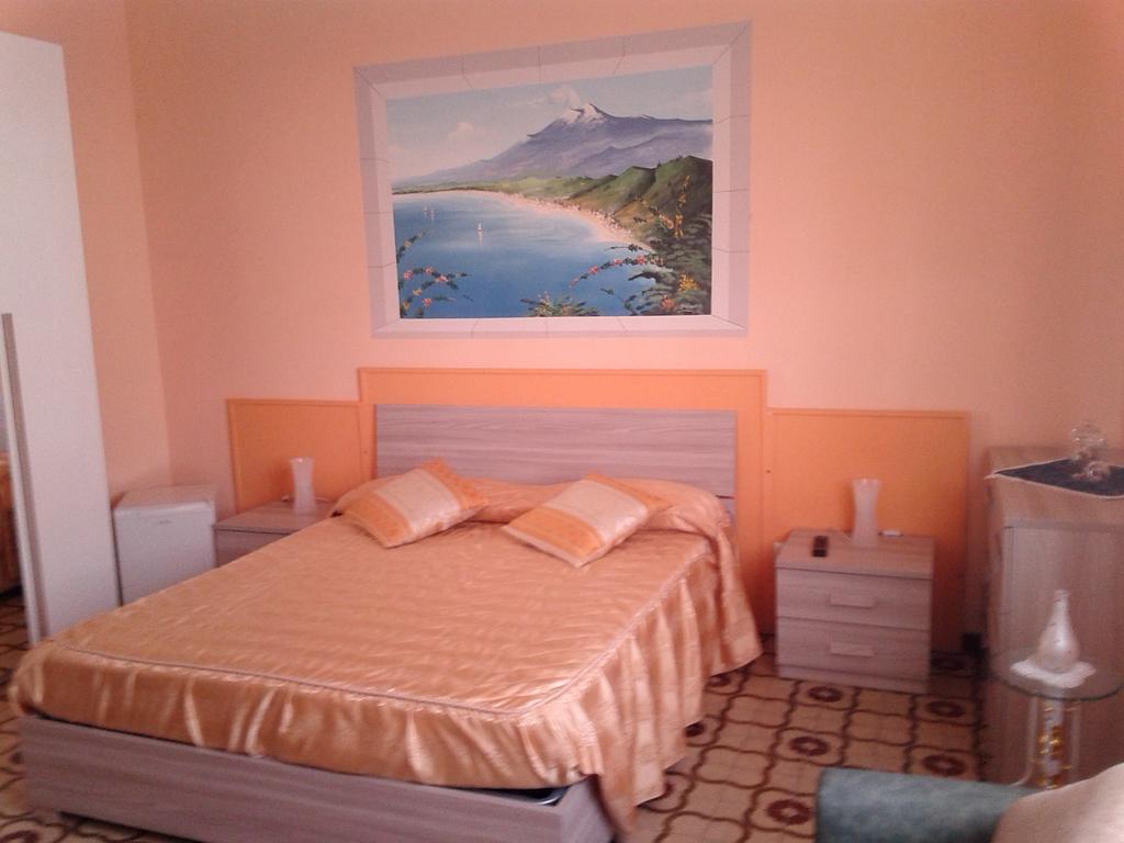 Bed and Breakfast Beb I Delfini Di Casa Paola Mascali Exterior foto