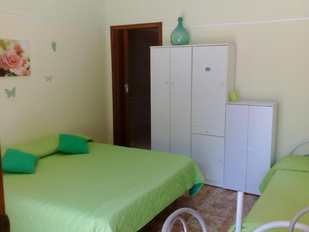 Bed and Breakfast Beb I Delfini Di Casa Paola Mascali Exterior foto