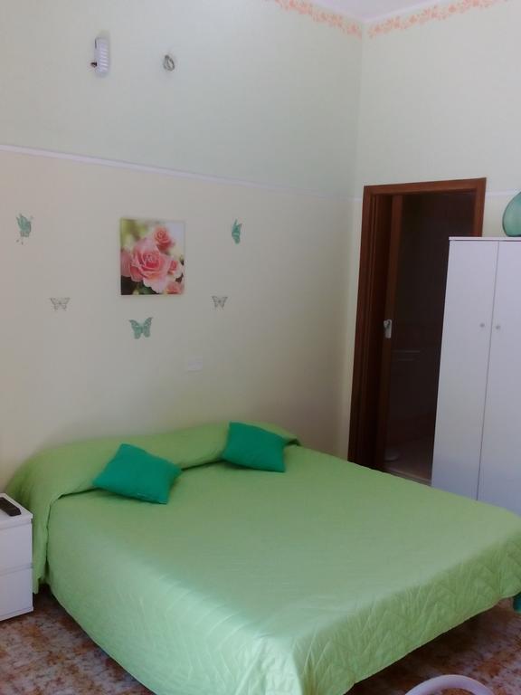 Bed and Breakfast Beb I Delfini Di Casa Paola Mascali Exterior foto