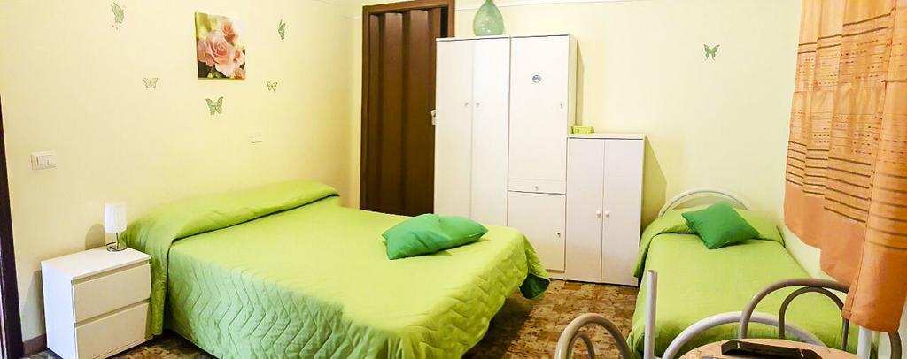 Bed and Breakfast Beb I Delfini Di Casa Paola Mascali Exterior foto