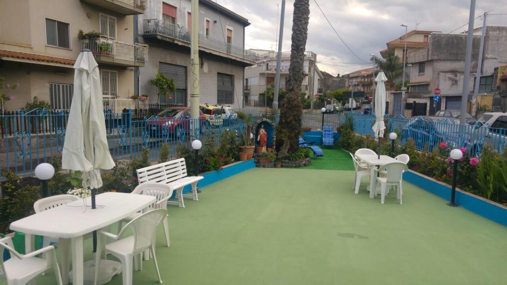 Bed and Breakfast Beb I Delfini Di Casa Paola Mascali Exterior foto