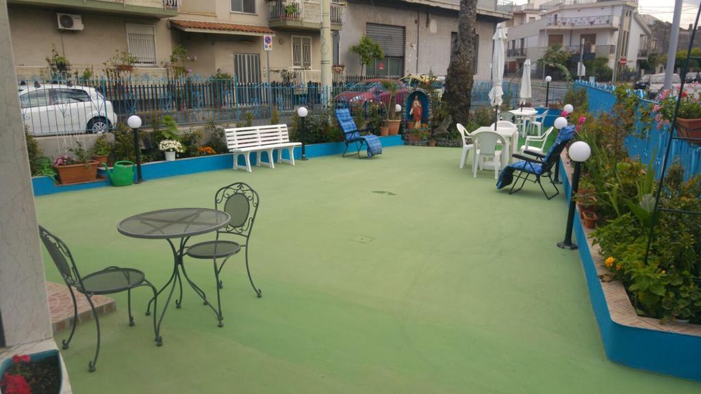 Bed and Breakfast Beb I Delfini Di Casa Paola Mascali Exterior foto