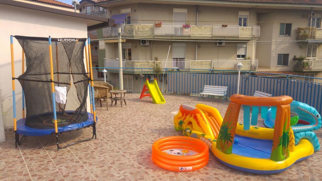 Bed and Breakfast Beb I Delfini Di Casa Paola Mascali Exterior foto