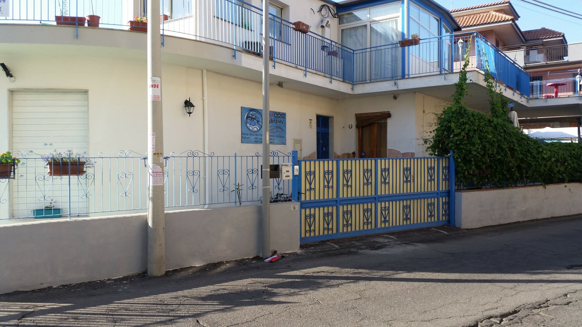 Bed and Breakfast Beb I Delfini Di Casa Paola Mascali Exterior foto