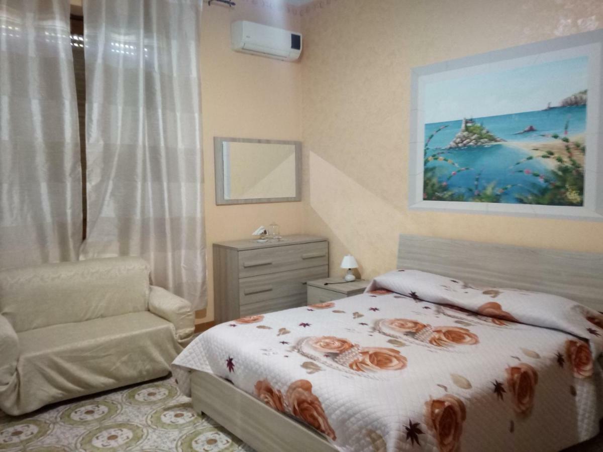 Bed and Breakfast Beb I Delfini Di Casa Paola Mascali Exterior foto