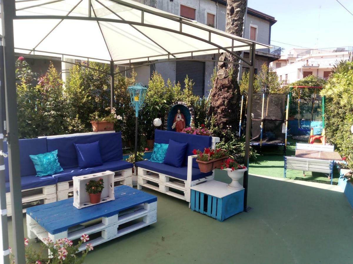 Bed and Breakfast Beb I Delfini Di Casa Paola Mascali Exterior foto